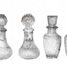 לוט של ארבעה בקבוקי זכוכית קטנים