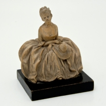 פסל בדמות אישה יושבת עם כובע