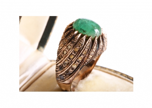 טבעת משובצת יהלומים בליטוש עתיק ואמרלד קאבושון