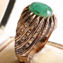 טבעת משובצת יהלומים בליטוש עתיק ואמרלד קאבושון
