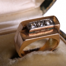 טבעת ארט דקו משובצת שלושה יהלומים