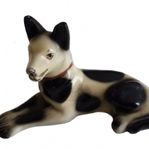 לחובבי וינטאג' - פסל ישן משנות החמישים בדמות כלב רובץ