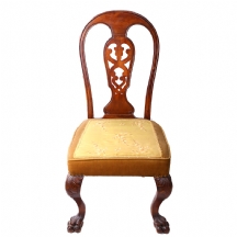 כיסא עתיק בן כמאה שנה