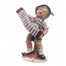 פסלון פורצלן גרמני ישן בדמות ילד בלבוש טירולי