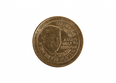 מטבע מתכת מצופה כסף ועליו דמותו של 'נלסון מנדלה'