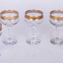 סט של חמישה גביעי זכוכית שקופים מעוטרים בזהב