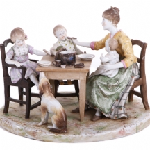 קבוצה פיסולית גרמנית עתיקה בדמות אם וילדיה סביב שולחן האוכל