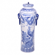אגרטל סיני גדול (גבוה מאד), עשוי חרס מעוטר בכחול על רקע לבן
