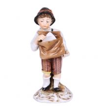 פסלון פורצלן גרמני עתיק בדמות ילד דוור מחלק דואר