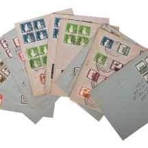 לוט של 13 מעטפות מבויילות בבולי דואר פלסטינה.