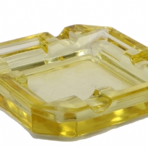 מאפרת זכוכית ישנה, עשויה זכוכית יצוקה בגוון צהבהב