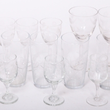 לוט כוסות וגביעי זכוכית ישנים מדגמים שונים