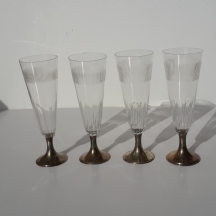 סט של ארבעה גביעים עשויים קריסטל דקיק מלוטש וכסף