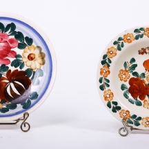 לוט של שתי צלחות חרס ישנות מעוטרות ציורי יד של פרחים