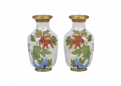 לוט של שני כדים סינים קלואזונה על רקע אמייל לבן