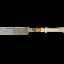 סכין גדולה עשויה כסף וידית שנהב