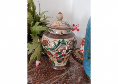 כד סיני ומכסה תואם 'משפחה ירוקה'