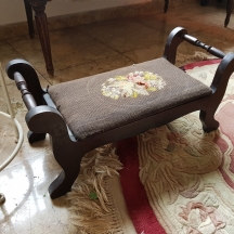 שרפרף עץ מגולף
