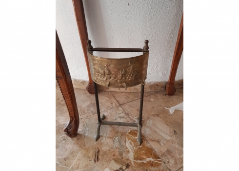 מתלה עתיק למברשות נעליים לכניסה לבית, כפי הנראה הולנדי