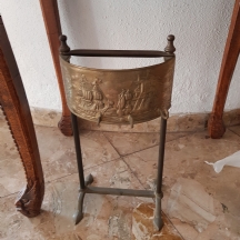 מתלה עתיק למברשות נעליים לכניסה לבית, כפי הנראה הולנדי