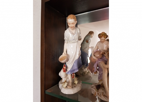 פסל פורצלן גרמני איכותי מתוצרת: 'מייסן' (Meissen) בדמות נערה ותרנגול
