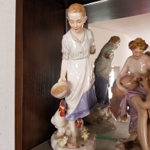 פסל פורצלן גרמני איכותי מתוצרת: 'מייסן' (Meissen) בדמות נערה ותרנגול
