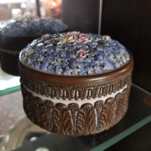 קופסא עתיקה עשויה חרסינה