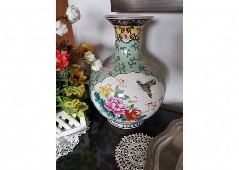 אגרטל סיני ישן, עשוי חרסינה מעוטרת באמייל בסגנון מנדריני