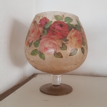 לוט של שני כלי זכוכית גדולים מעוצבים בצורת גביעים