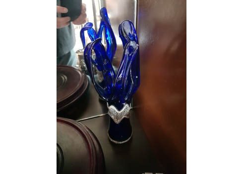 כד עשוי זכוכית קובלט כחולה מעוטר מתכת