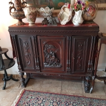 רהיט צרפתי עתיק מסוף המאה ה-19 (חלק עליון של מזנון), עשוי עץ אלון מגולף