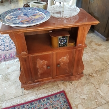 רהיט בסגנון עתיק לכניסה לבית (לטלפון, ספר טלפונים...)