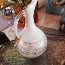 אגרטל עתיק עשוי חרסינה מעוטרת בזהב