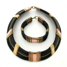 סט של ענק אפריקאי ישן וצמיד תואם עשויים עור פיל והתקני נחושת ופליז.