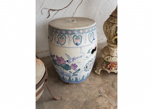 כיסא גן סיני ישן בסגנון מנדריני, עשוי חרסינה מעוטרת בדגם צמחי מים וציפור