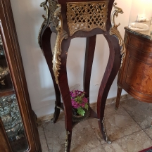 מעמד ישן בסגנון עתיק, עשוי עץ מגולף והתקני פליז מוזהבים