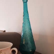 אגרטל זכוכית גבוה מעוצב כבקבוק, עשוי זכוכית בגוון כחול