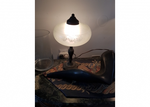 מנורה שולחנית עשויה רגל מתכת ואהיל זכוכית צרובה