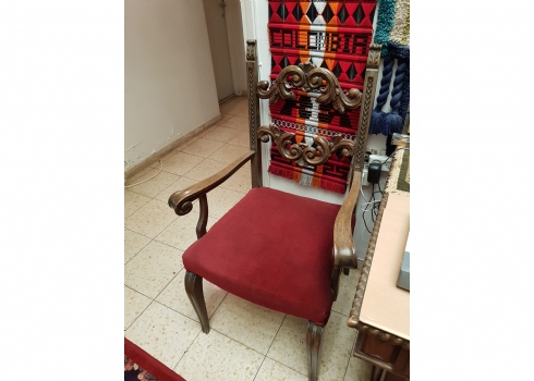 כיסא עתיק עשוי עץ אלון