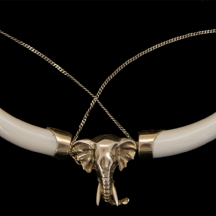 ענק אפריקאי ישן לצוואר, עשוי שנהב וזהב