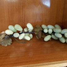 שני קישוטים שולחניים מעוצבים כאשכולות ענבים עשויים אבני ג'ייד ירוקות