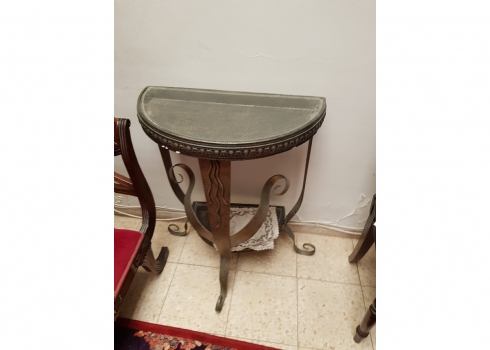 קונסולה עשויה מתכת וחומר יצוק