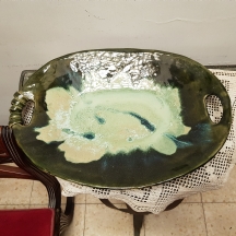 קערת קרמיקה גדולה ושטוחה מעוטרת זיגוג עבה