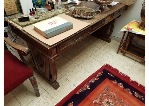 שולחן כתיבה עתיק, הצדדים מגולפים בדגם נבל