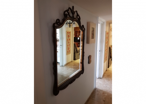 מראה עתיקה ויפה במיוחד, עשויה עץ