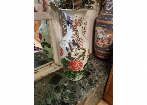 אגרטל חרסינה סיני גדול יפה ומרשים, מעוטר בדמויות ציפורים וידיות תחרה