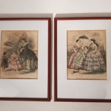 לוט של שני הדפסי אופנה צרפתים עתיקים (תצריבים) צבועים ביד