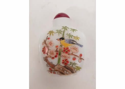 בקבוק הרחה סיני (Snuff bottle) עשוי זכוכית לבנה מעוטרת אמייל