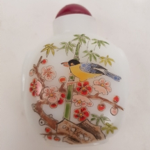 בקבוק הרחה סיני (Snuff bottle) עשוי זכוכית לבנה מעוטרת אמייל