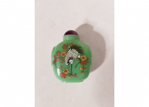 בקבוק הרחה סיני (Snuff bottle) עשוי זכוכית בגוון ירוק סלדון מעוטרת אמייל